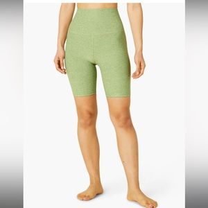 NWT $68 Beyond Yoga Spacedye High Waisted Biker Rosemary Heather Green Short XS